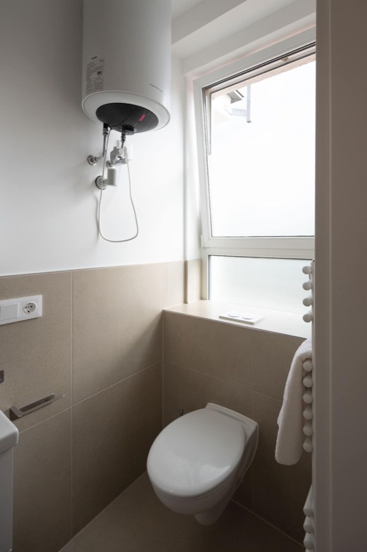 Studio 6 – Badezimmer mit WC und Fenster