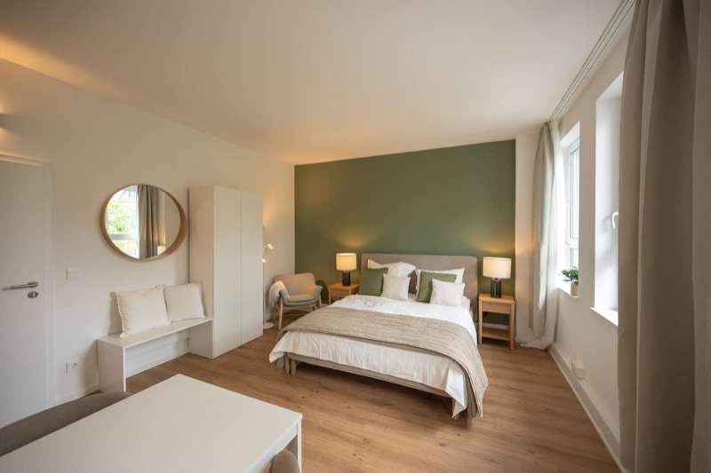 Beispielfoto aus dem Haus (Studio 1) – Doppelbett vor grüner Akzentwand