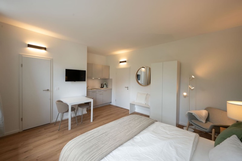 Beispielfoto aus dem Haus (Studio 1) – Wohnbereich mit Esstisch, TV und Doppelbett