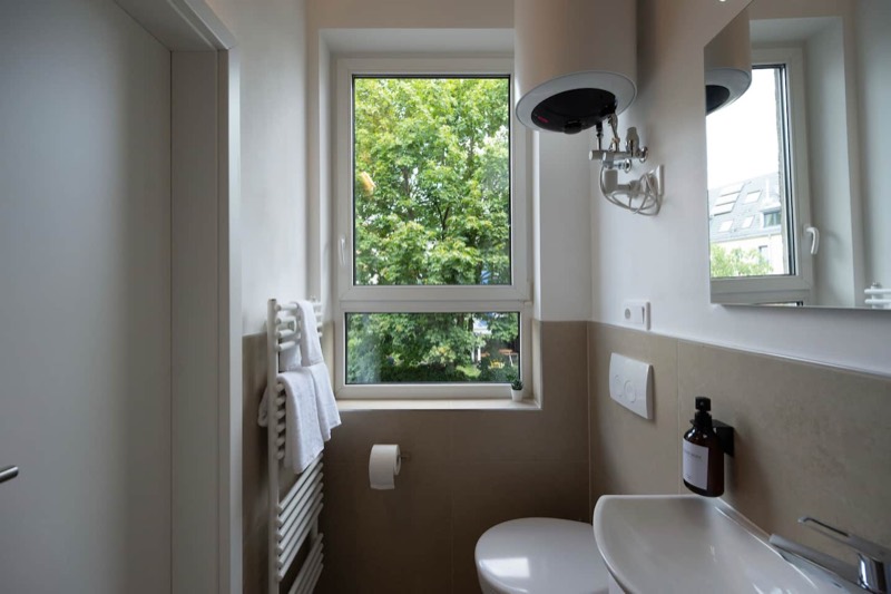 Beispielfoto aus dem Haus (Studio 1) – Badezimmer mit Fenster, WC und Handtuchheizkörper